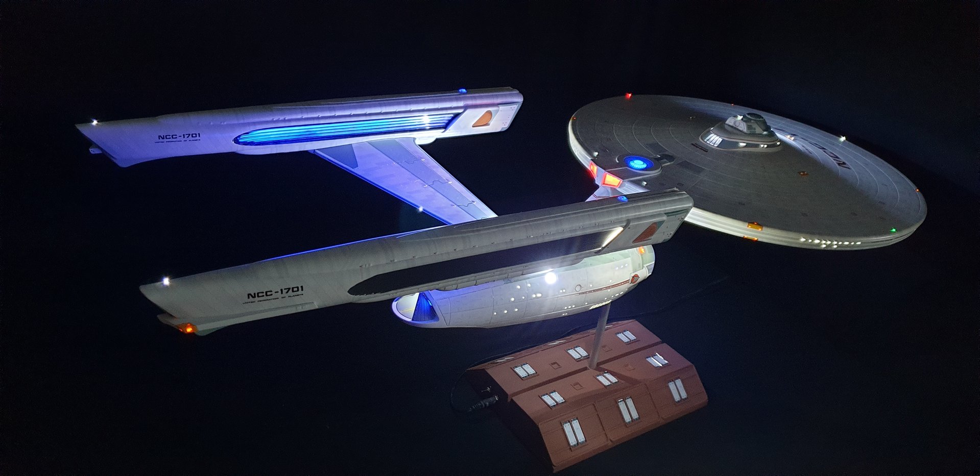 1:350 U.S.S. Enterprise NCC-1701 Refit/A Modell gebaut und beleuchtet in verschiedenen Ausführungen